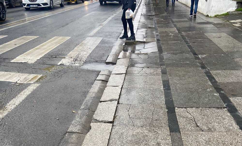 Şehrin Merkezindeki Kırık Taşlar Tepki Çekiyor