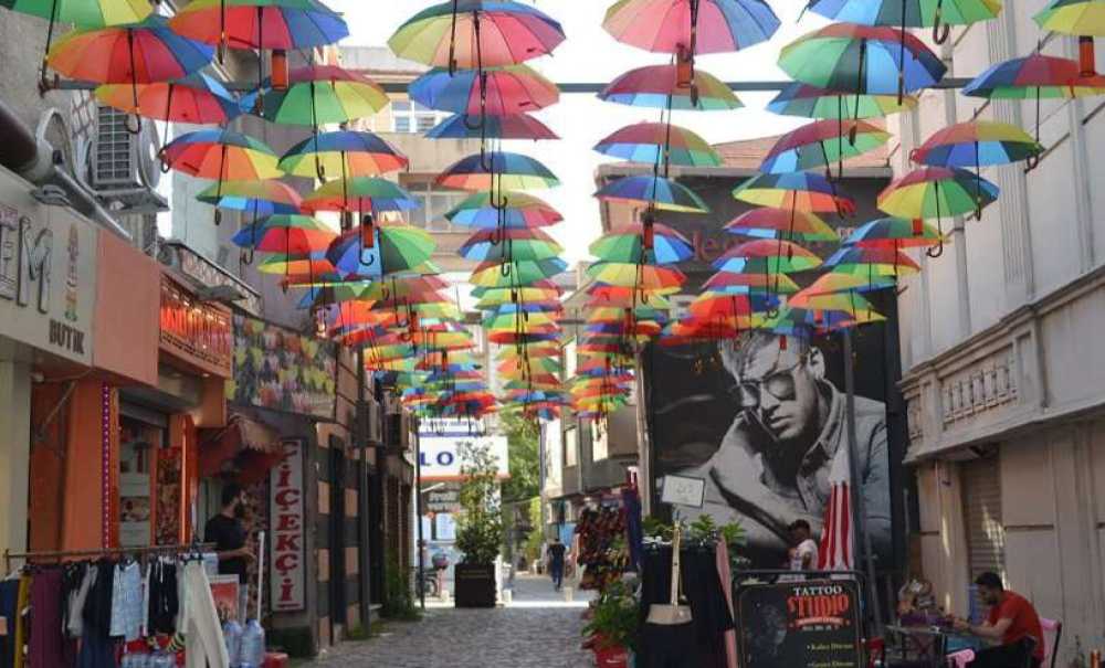 Şemsiyeli Sokak Eski Günlerini Özlüyor
