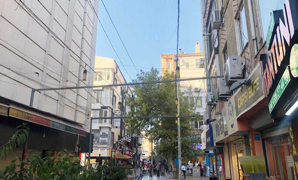 Şemsiyeli Sokak Eski Günlerini Özlüyor