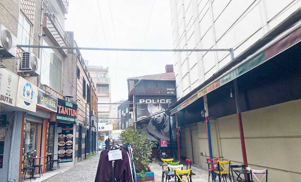 Şemsiyeli Sokak Eski Günlerini Özlüyor