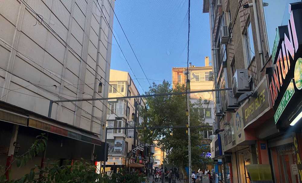 Şemsiyeli Sokaktan Geriye Delik Deşik Görüntü Kaldı