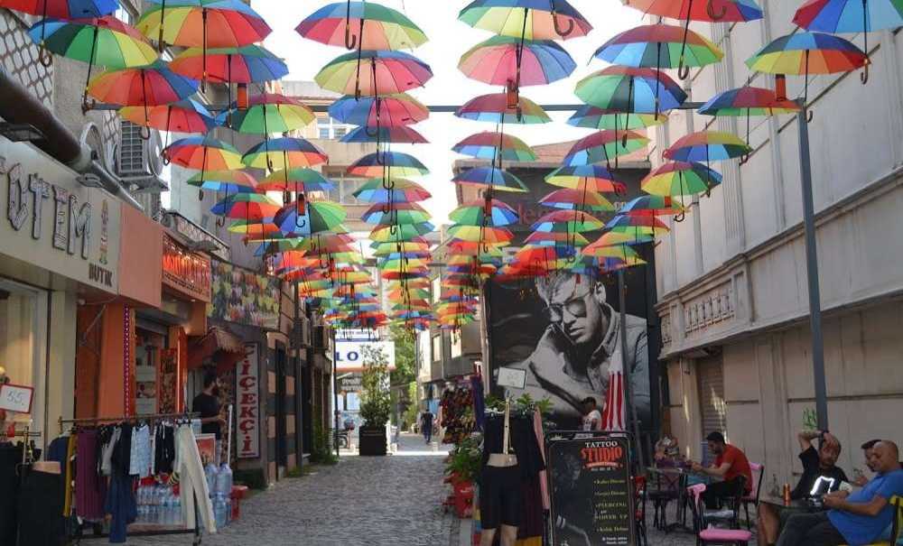Şemsiyeli Sokaktan Geriye Delik Deşik Görüntü Kaldı