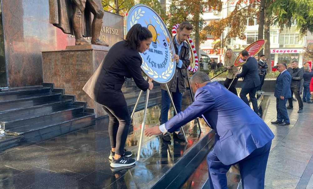 Siyasi Partiler Anıta Çelenk Sundu