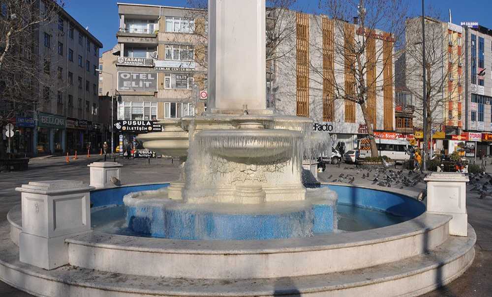 Soğuk Hava Nedeniyle Havuz Buz Tuttu