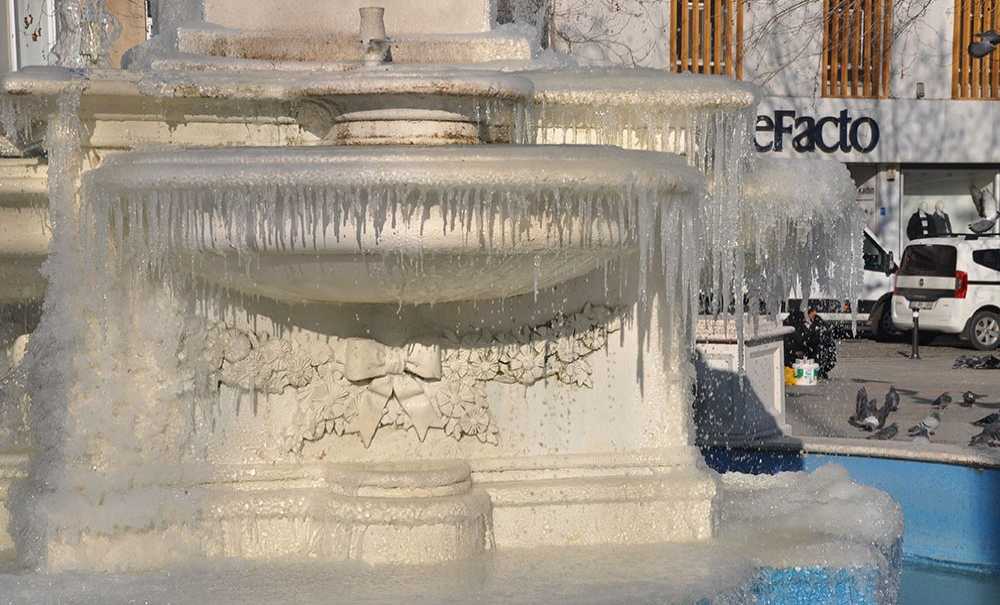 Soğuk Hava Nedeniyle Havuz Buz Tuttu