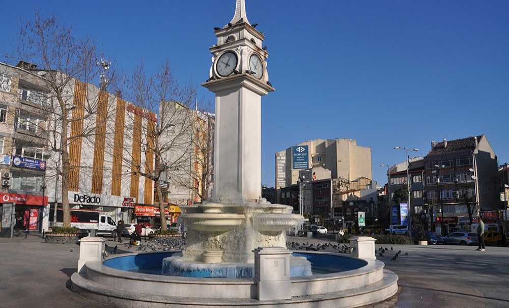 Soğuk Hava Nedeniyle Havuz Buz Tuttu