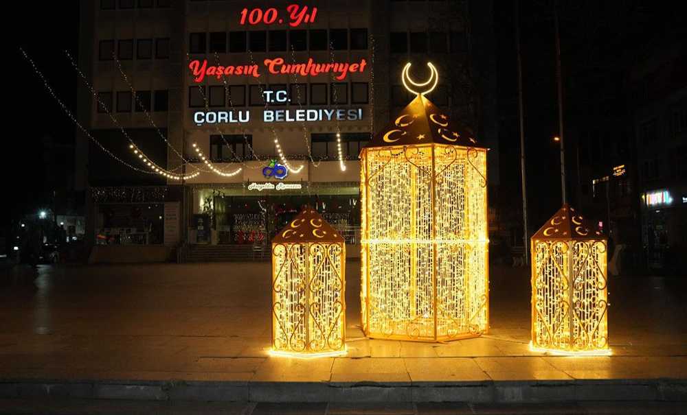 Sokaklar Ramazanın Manevi Işığıyla Aydınlanıyor