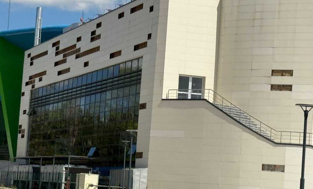 Spor Salonu Dökülüyor