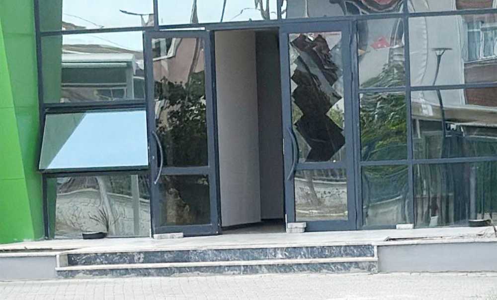 Spor Salonu Dökülüyor