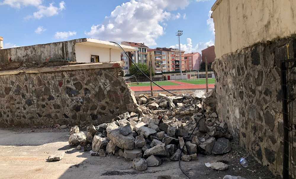 Stadyumun Duvarlar Yeniden Yapılıyor