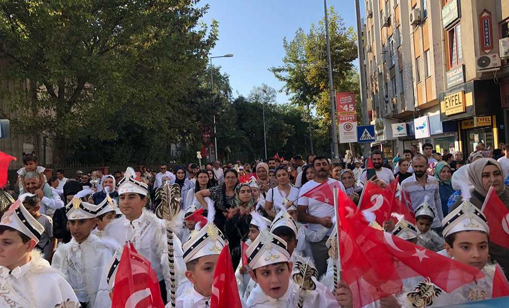 Sünnet Şöleninde Renkli Görüntüler Oluştu