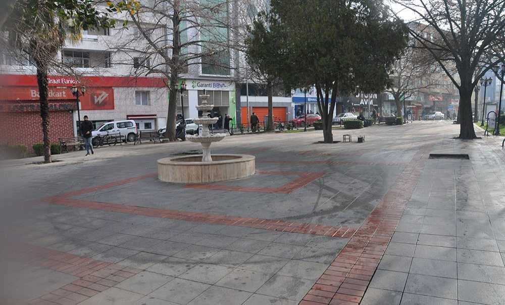 Tamiri Yapılan Heykel Tekrar Konuldu