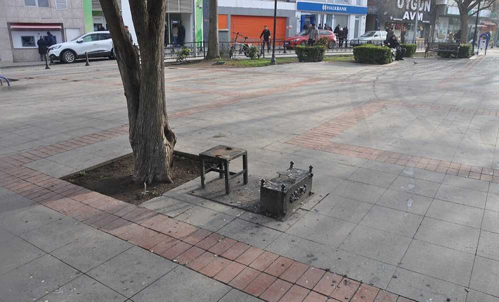 Tamiri Yapılan Heykel Tekrar Konuldu