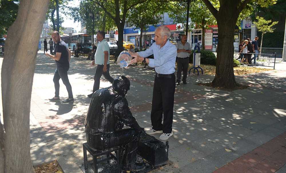Tamiri Yapılan Heykel Tekrar Konuldu