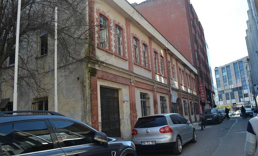 Tarihi Bina Çürüyor!