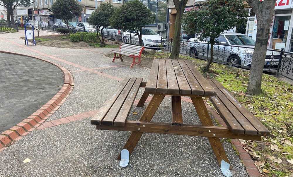 Taşınmasın Di̇ye Oturma Bankları Sabi̇tlendi̇