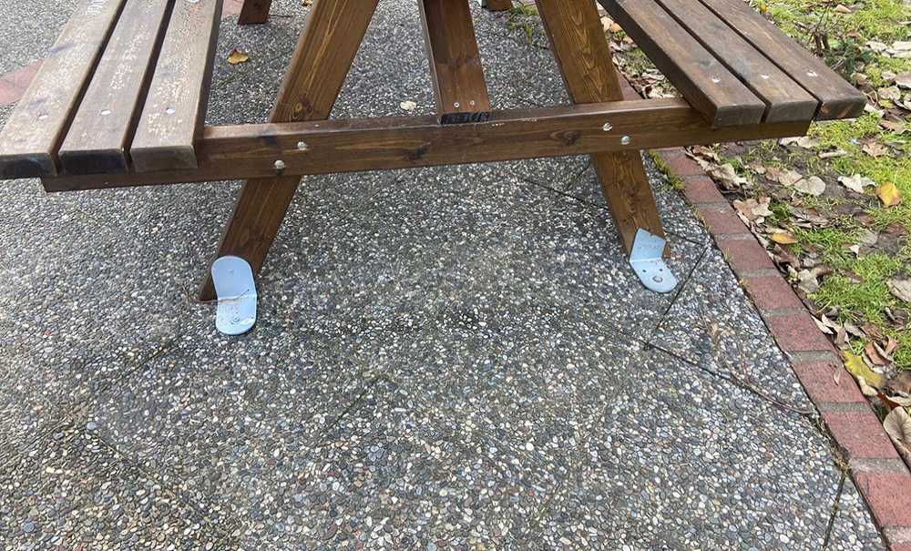 Taşınmasın Di̇ye Oturma Bankları Sabi̇tlendi̇