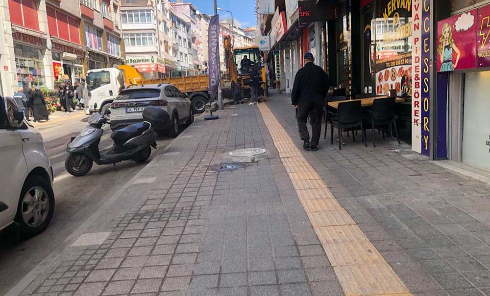 Teski Bu Caddeyi Sürekli Kazıyor