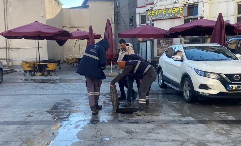 Teski̇ Soğuğa Rağmen Tıkalı Rögarı Açtı