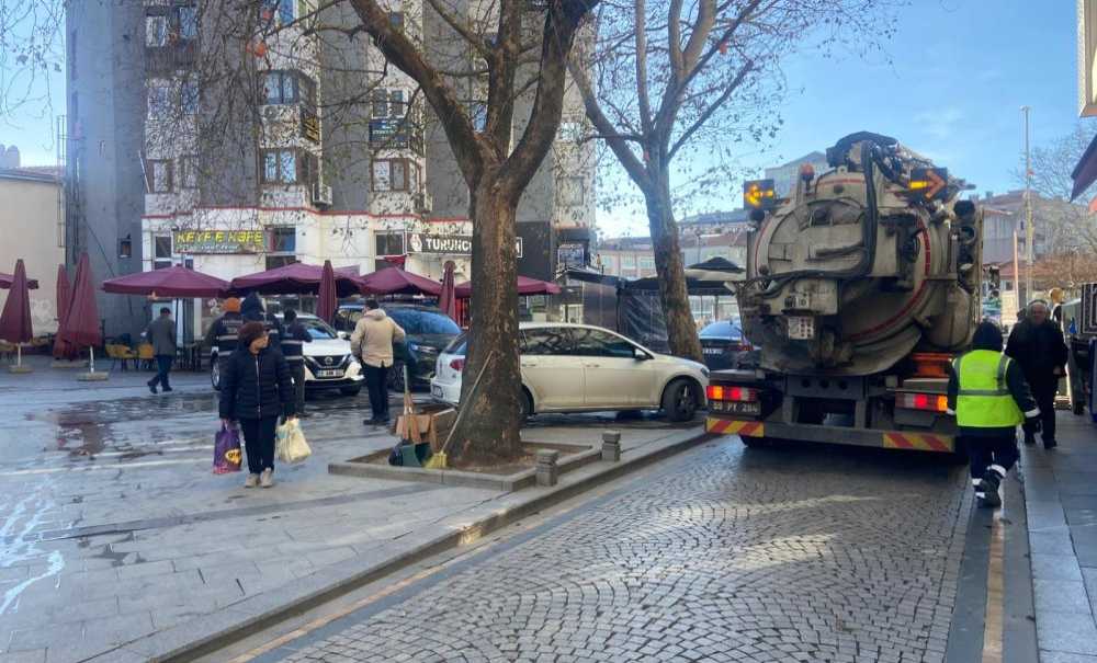 Teski̇ Soğuğa Rağmen Tıkalı Rögarı Açtı