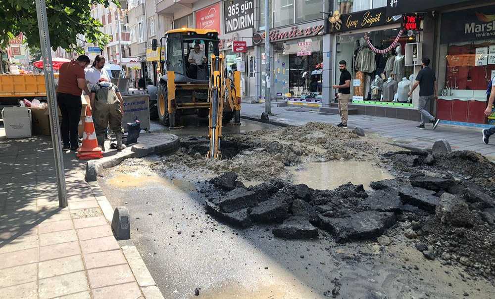 Teski̇ Su Kaçağina Müdahele Etti̇