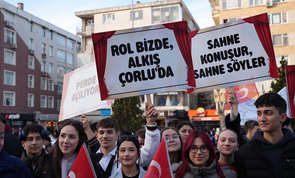 Tiyatro Festivali Coşkuyla Başladı