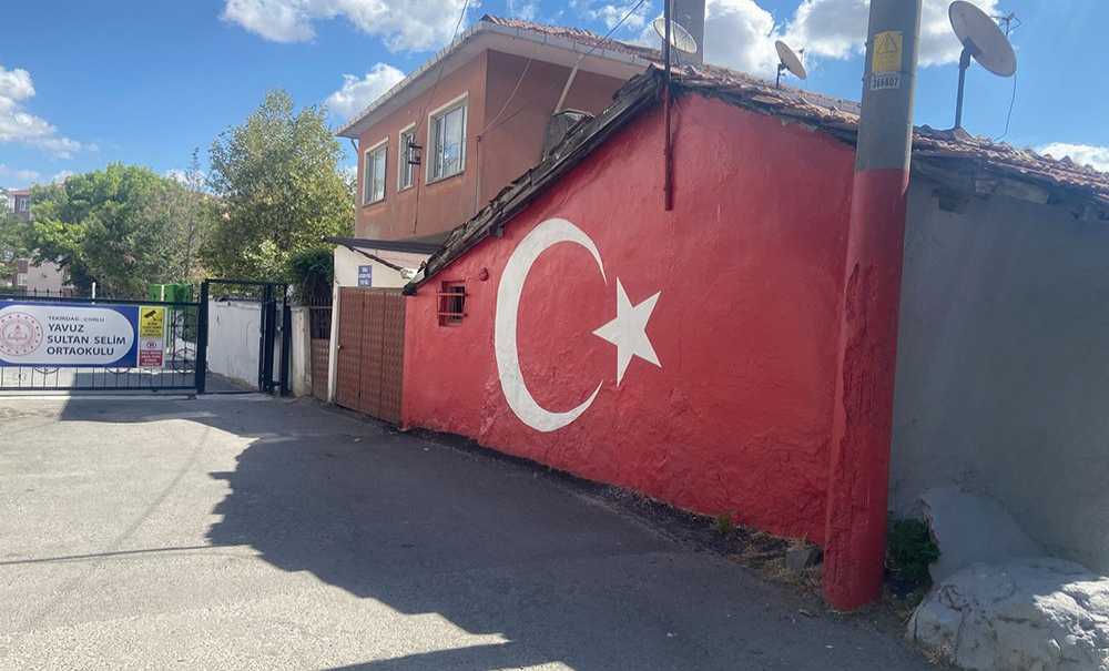 Türk Bayraklı Duvar Fark Yaratıyor