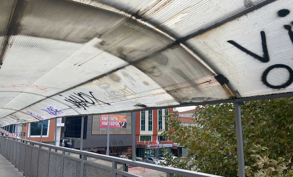 Üst Geçide Yazı Yapılmasına Tepki