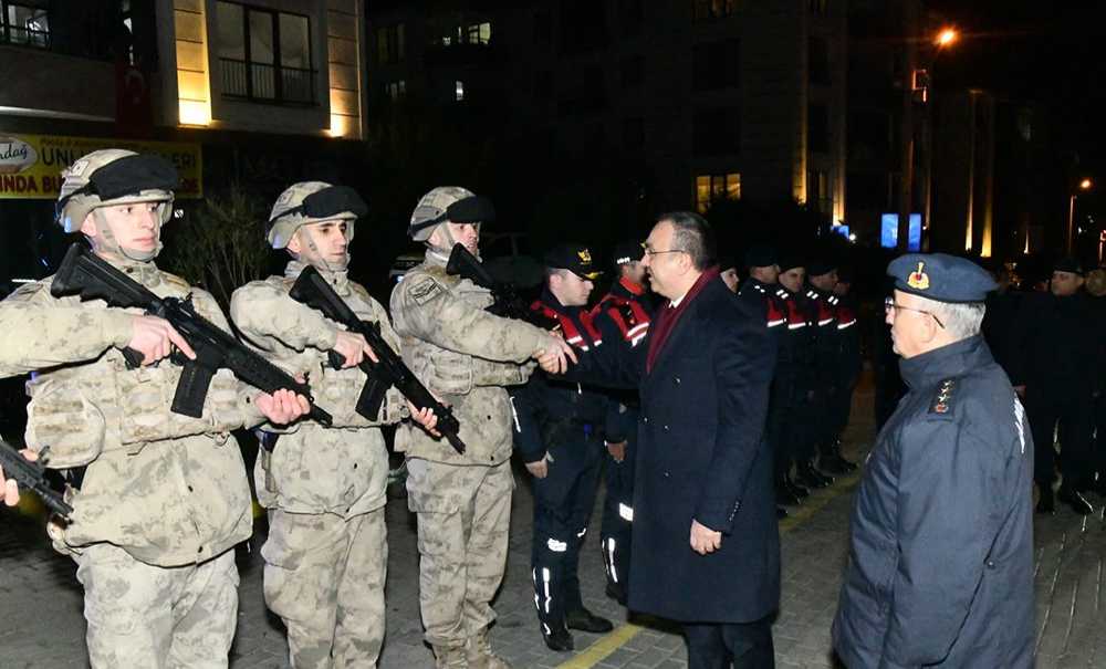 Vali̇ Soytürk, Görev Yapan Personeli̇n Yeni̇ Yilini Kutladi