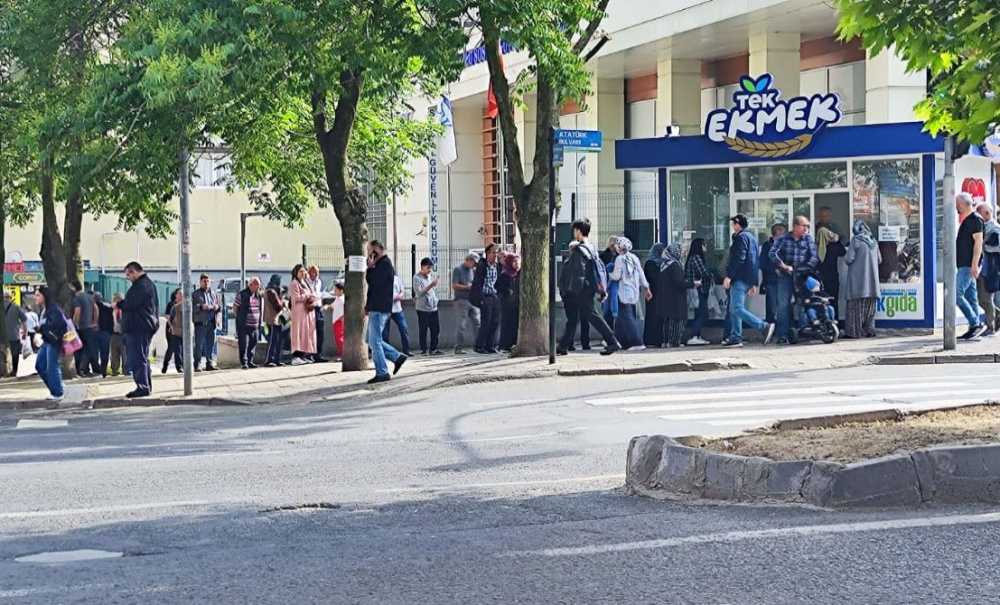 Vatandaş 4 Lira İçin Ekmek Kuyruğuna Giriyor
