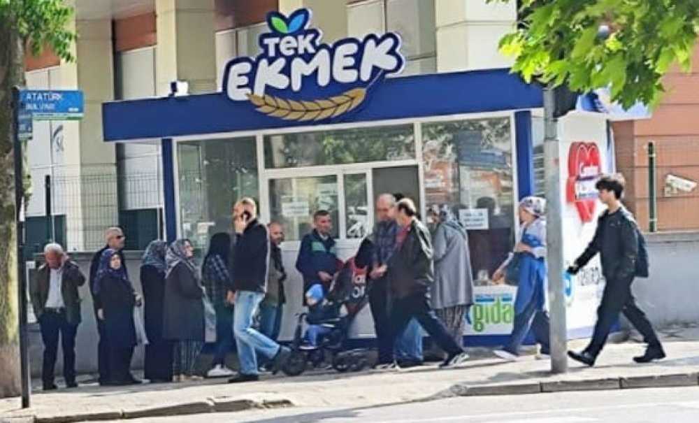 Vatandaş 4 Lira İçin Ekmek Kuyruğuna Giriyor