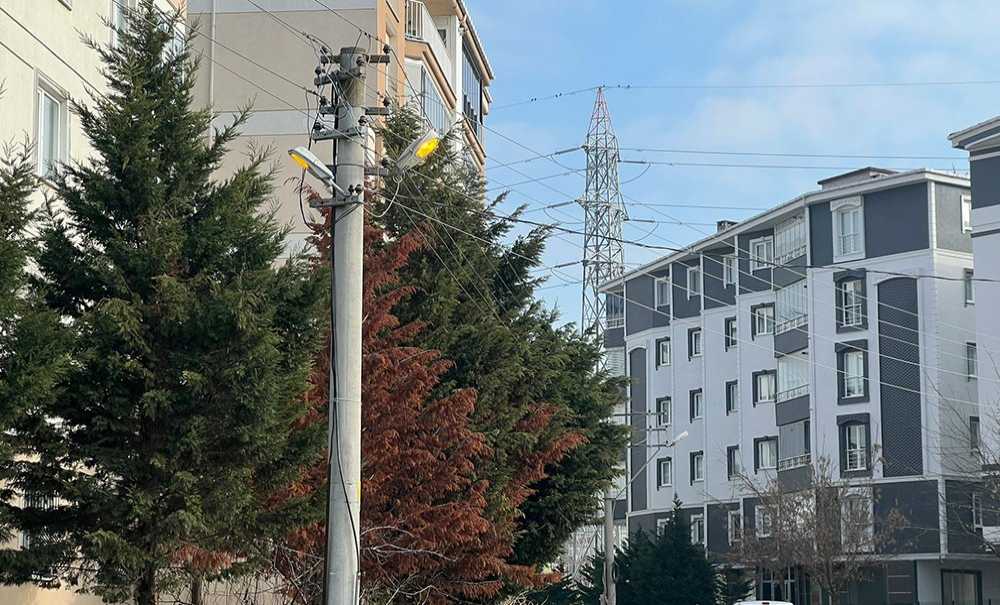 Vatandaşlar Gündüz Yanan Aydınlatmalara Tepkili