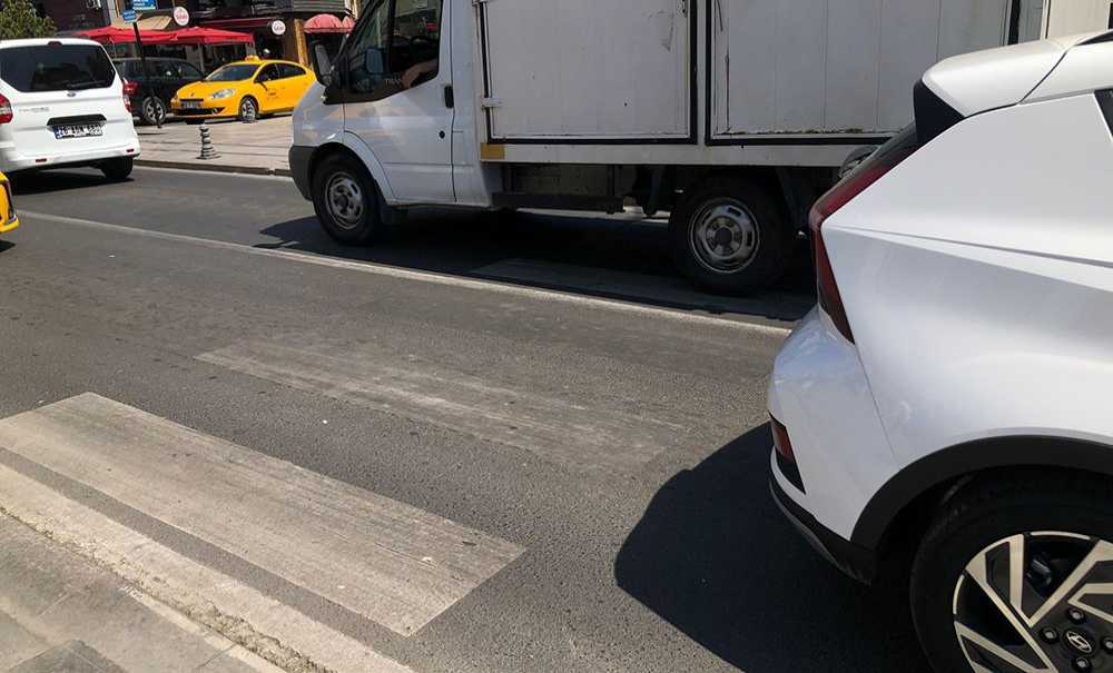 Yaya Geçidi Çizgileri Boyanmayı Bekliyor