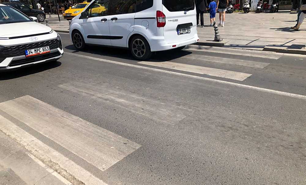 Yaya Geçidi Çizgileri Boyanmayı Bekliyor