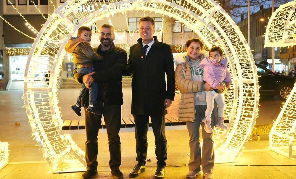 Yeni Yıl Coşkusunu Vatandaşlarla Paylaştı