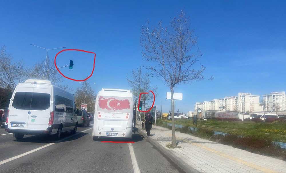 Yeşil Işığa Rağmen Minibüsler Bekliyor!