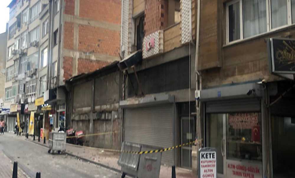 Yıkılan Binada Molozlar Etrafa Saçıldı