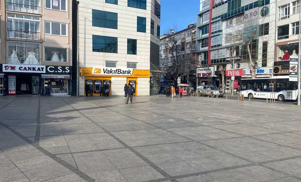 Yılbaşı Görselleri Meydanlardan Kaldırıldı