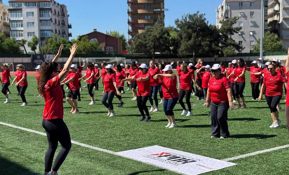 Yoga Etkinliğinde Renkli Görüntüler Oluştu