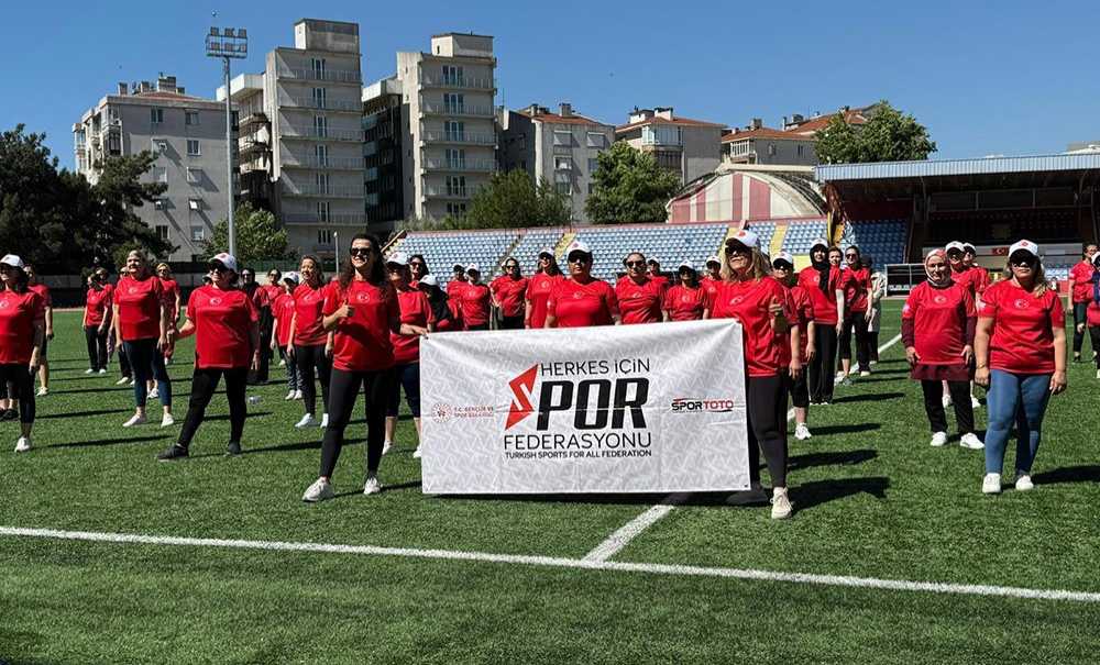 Yoga Etkinliğinde Renkli Görüntüler Oluştu