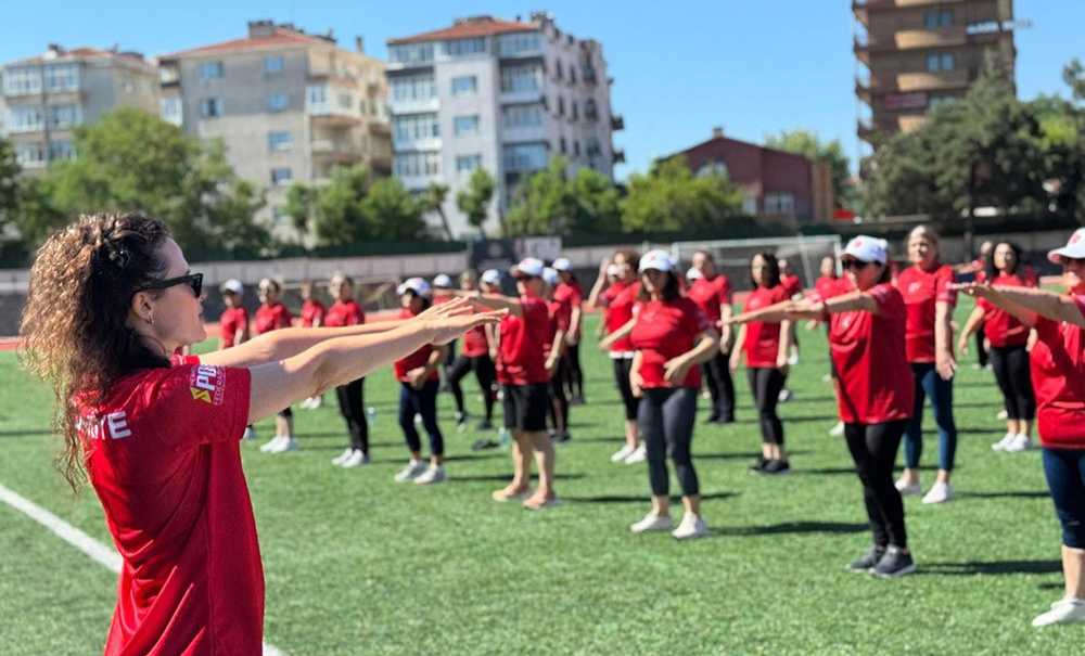 Yoga Etkinliğinde Renkli Görüntüler Oluştu