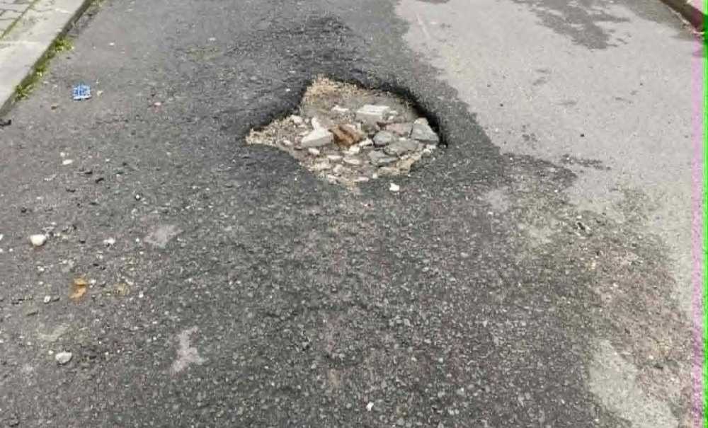 Yolda Oluşan Derin Çukur Tepki Çekiyor