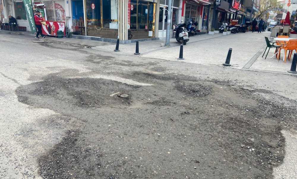 Yoldaki Çukur Tehlike Saçıyor