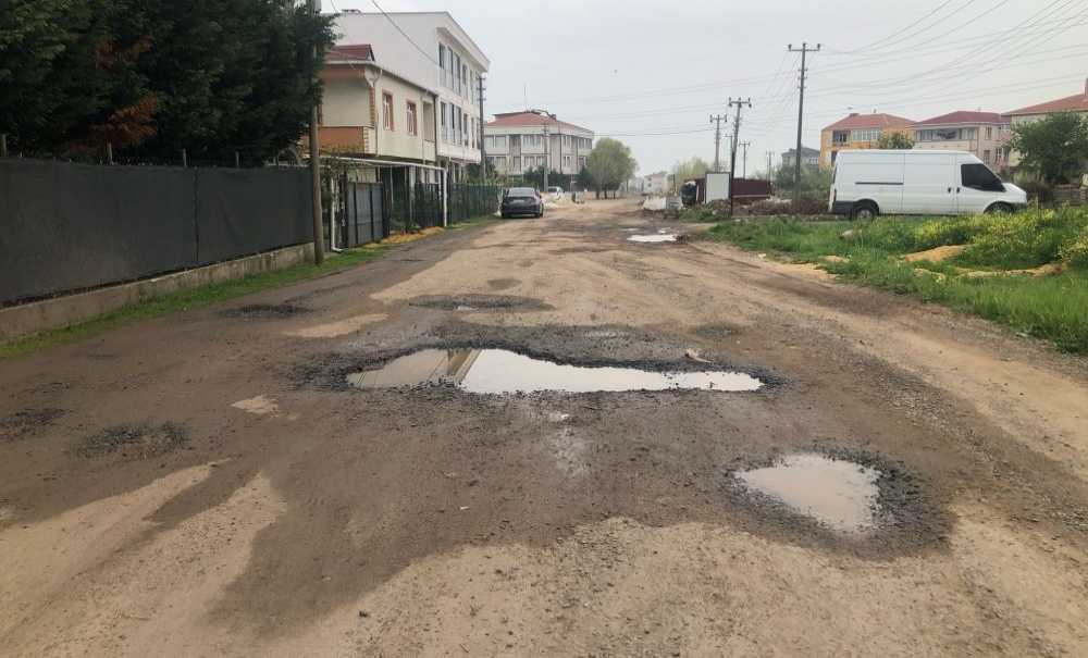 Yoldaki Derin Çukurlar Tepki Çekiyor