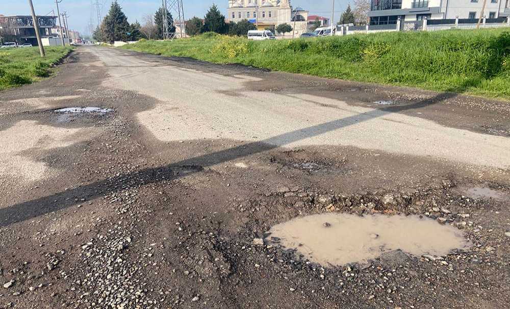 Yolun Delik Deşik Olması Tepki Çekiyor