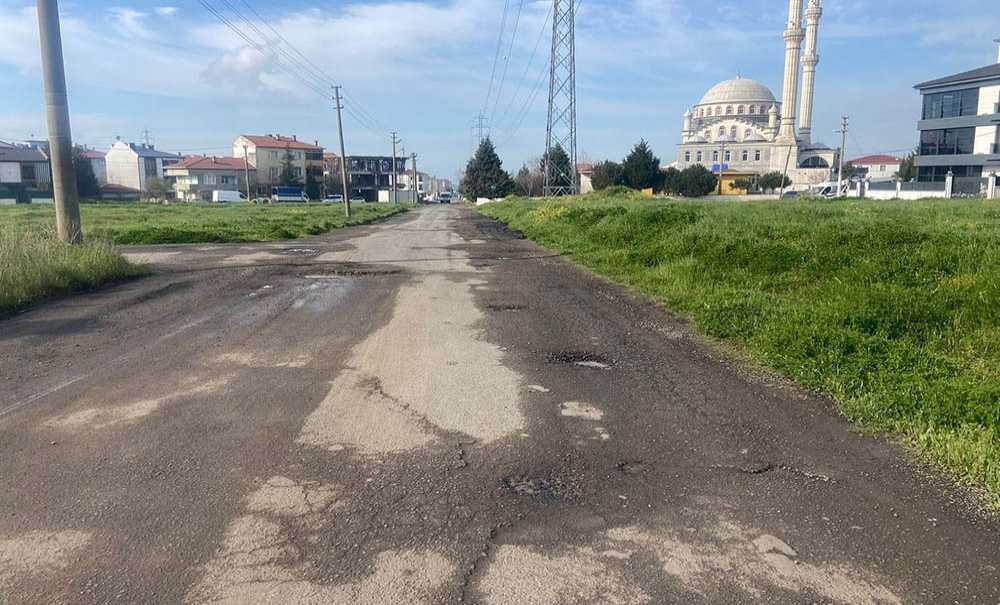 Yolun Delik Deşik Olması Tepki Çekiyor