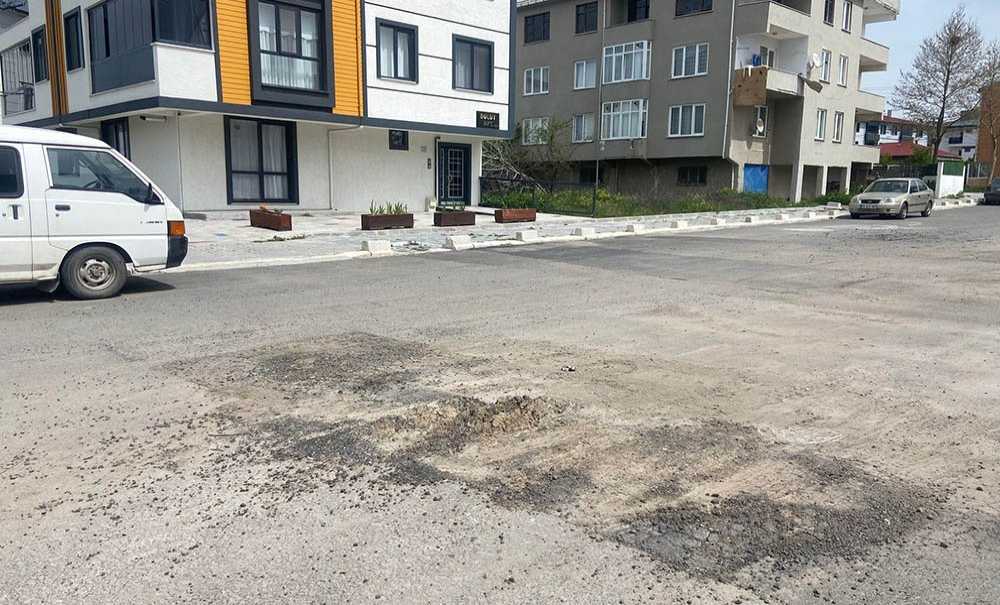 Yolun Ortasındaki Çukur Tepki Çekiyor