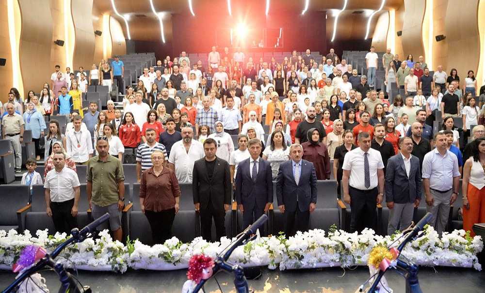 ‘Zirvedekiler' Ödül Töreni Düzenlendi