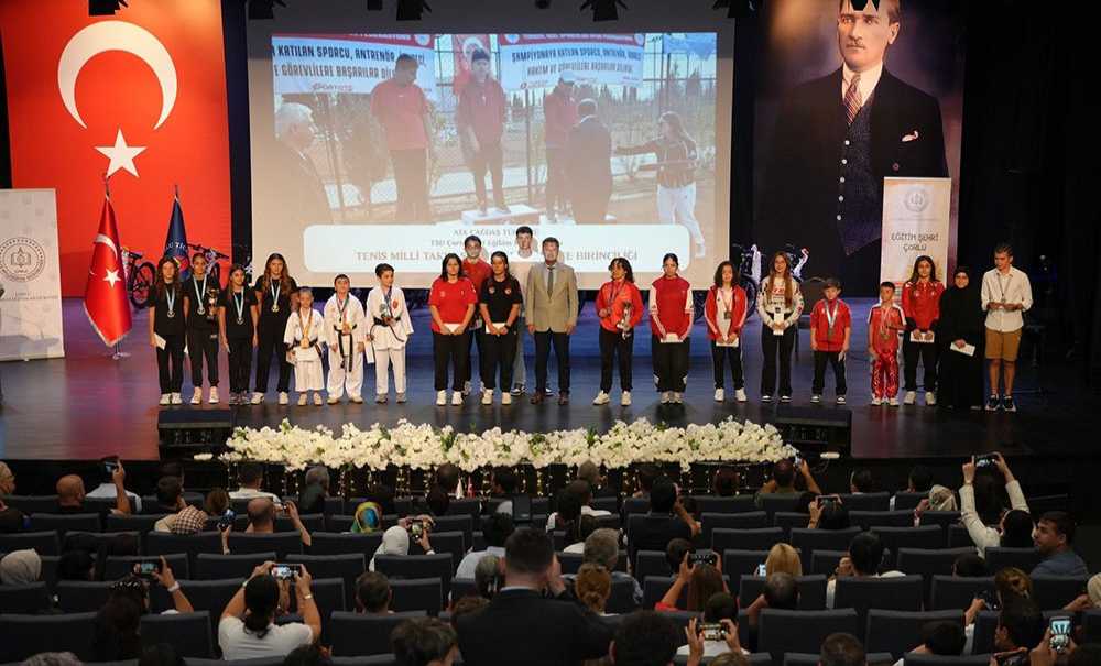 ‘Zirvedekiler' Ödül Töreni Düzenlendi